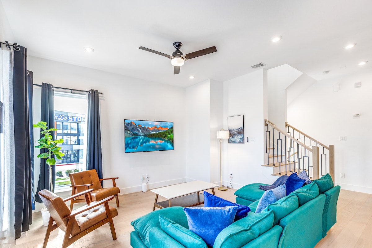 S visokim stropovima u cijelom smještaju, djeluje prostrano i privlačno.  Naš kauč u dnevnom boravku može primiti 1 osobu.  Uživajte u znamenitostima i zvukovima East Downtown Districta.  Željeznički prijelaz Union Pacific nalazi se u blizini i može se vidjeti iz našeg dnevnog boravka/balkona