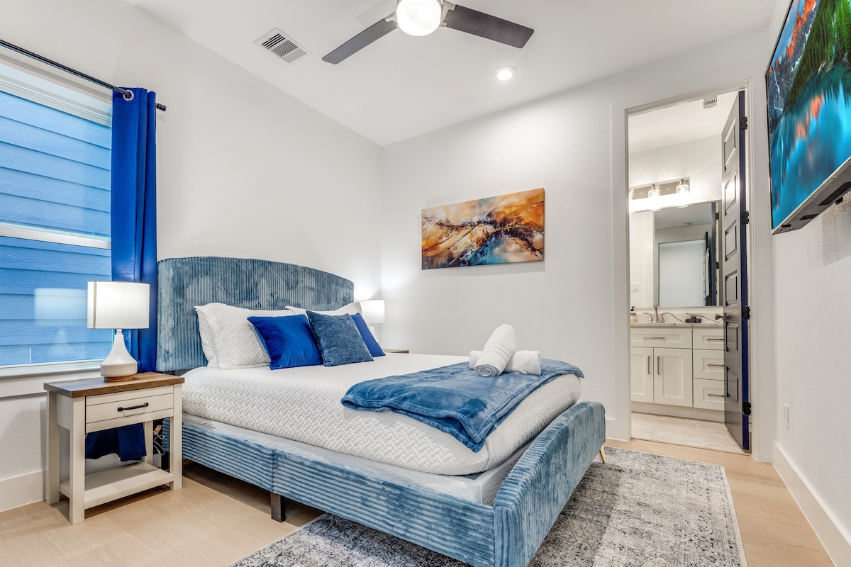 Naša 4. spavaća soba nalazi se na 1. katu (bez stepenica) i uključuje bračni krevet od memorijske pjene od 10 inča s privatnom kupaonicom. 