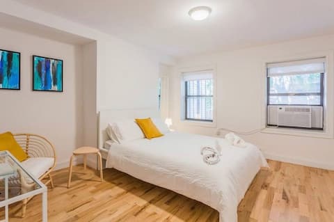 Private Suite w/ Kitchen in Historic Townhouse