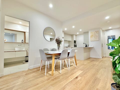 Bright 2BR Retreat with Pool, Gym, Rooftop BBQ