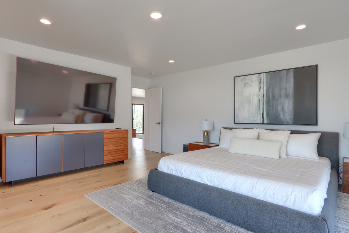 ห้องชุดรับรองแขกที่ทันสมัยพร้อมทีวีขนาด 85 นิ้วและงานศิลปะดีไซเนอร์ เครื่องนอนระดับพรีเมียมช่วยให้คุณได้พักผ่อนอย่างสมบูรณ์แบบ