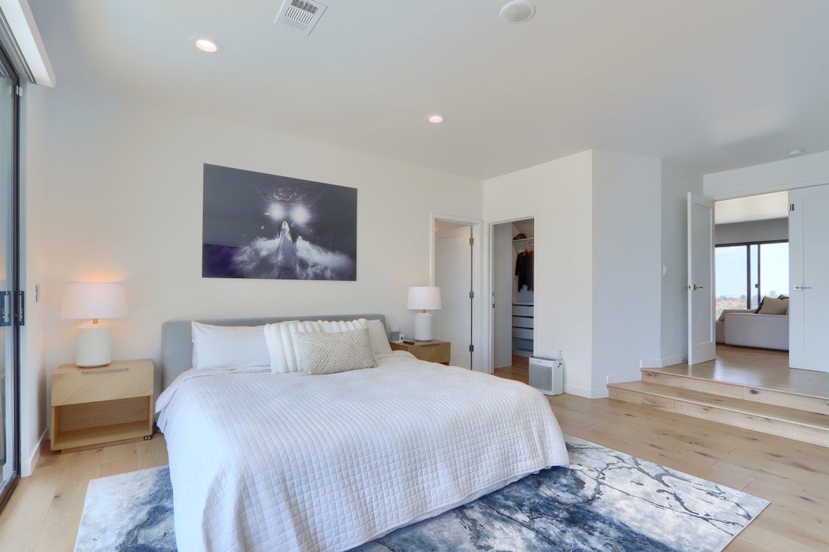 เตียงคิงไซส์หรูหราเตาผิงโดยรอบและความบันเทิงที่ทันสมัย การหลบหนีจากภูเขาส่วนตัวของคุณ