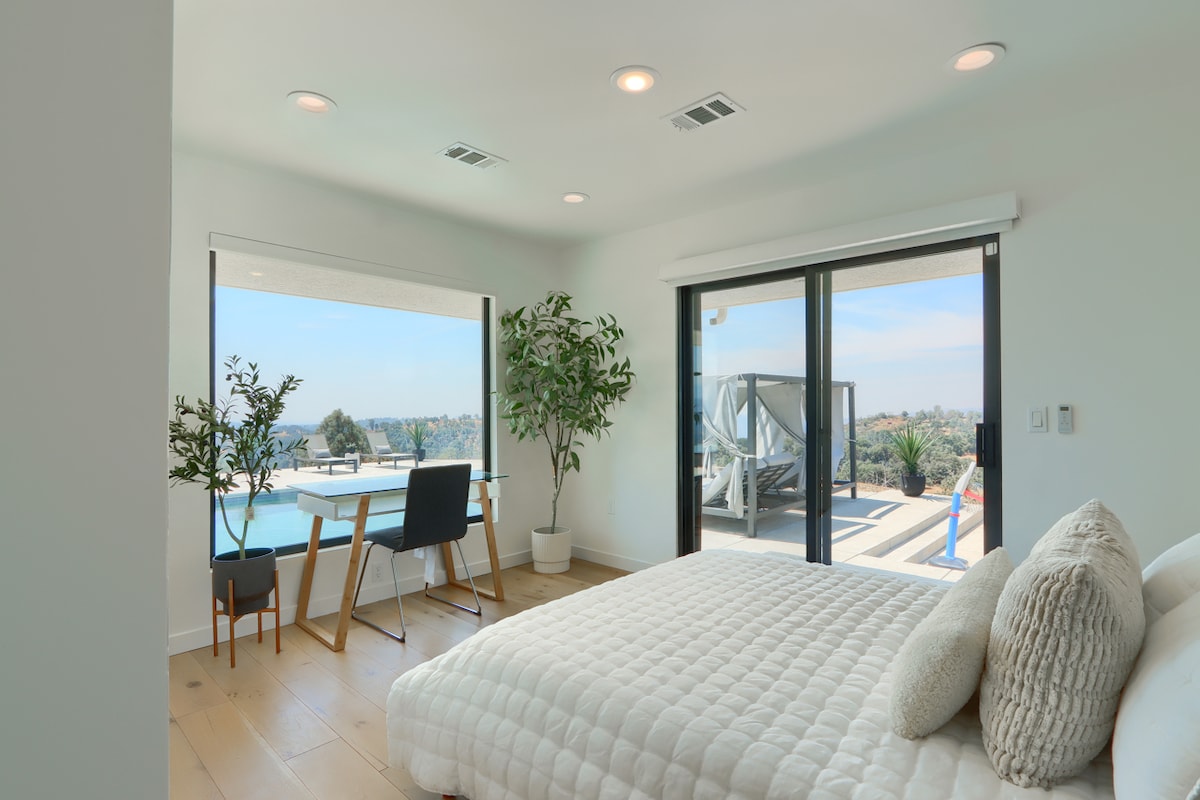 สระว่ายน้ำและวิวภูเขาที่น่าทึ่งจากสถานที่พักผ่อนส่วนตัวของคุณ ทำงานหรือพักผ่อนอย่างมีสไตล์