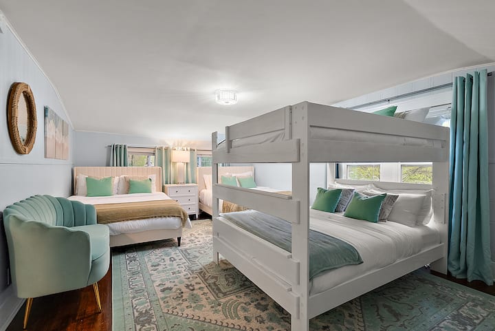 Ფართო, მიმზიდველი საძინებელი გამძლე დედოფლით ორსართულიან საწოლებზე და 2 დამატებითი კომფორტული საწოლი. Დატკბით მყუდრო და დასასვენებელი პლაჟის თემითა და ბუნებრივი სინათლით დიდი ფანჯრებიდან.