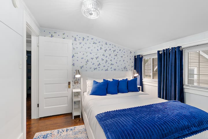 Სახალისო მოცვის თემატური ოთახი კომფორტული საწოლითა და ლუქს-კლასის თეთრეულით. Ბუნებრივი სინათლე გადის დიდ ფანჯრებში და ავსებს ხის თბილ იატაკს. Იდეალური დასვენება განტვირთვისთვის!