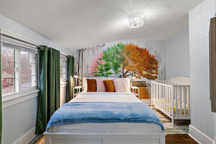 Მომხიბლავი ოთახი ოთხსეზონიანი ხელით მოხატული მოხატულობით, რომელშიც წარმოდგენილია ფერები, რომლებიც თითოეული სეზონის სილამაზეს წარმოაჩენს. Იდეალურია ბუნებით შთაგონებული საცხოვრებლისთვის! Ოთახში არის მყუდრო ჩვილის საწოლი და გამოსაცვლელი მაგიდა, რომელიც იდეალურია თქვენი პატარას კომფორტისა და მზრუნველობისთვის.