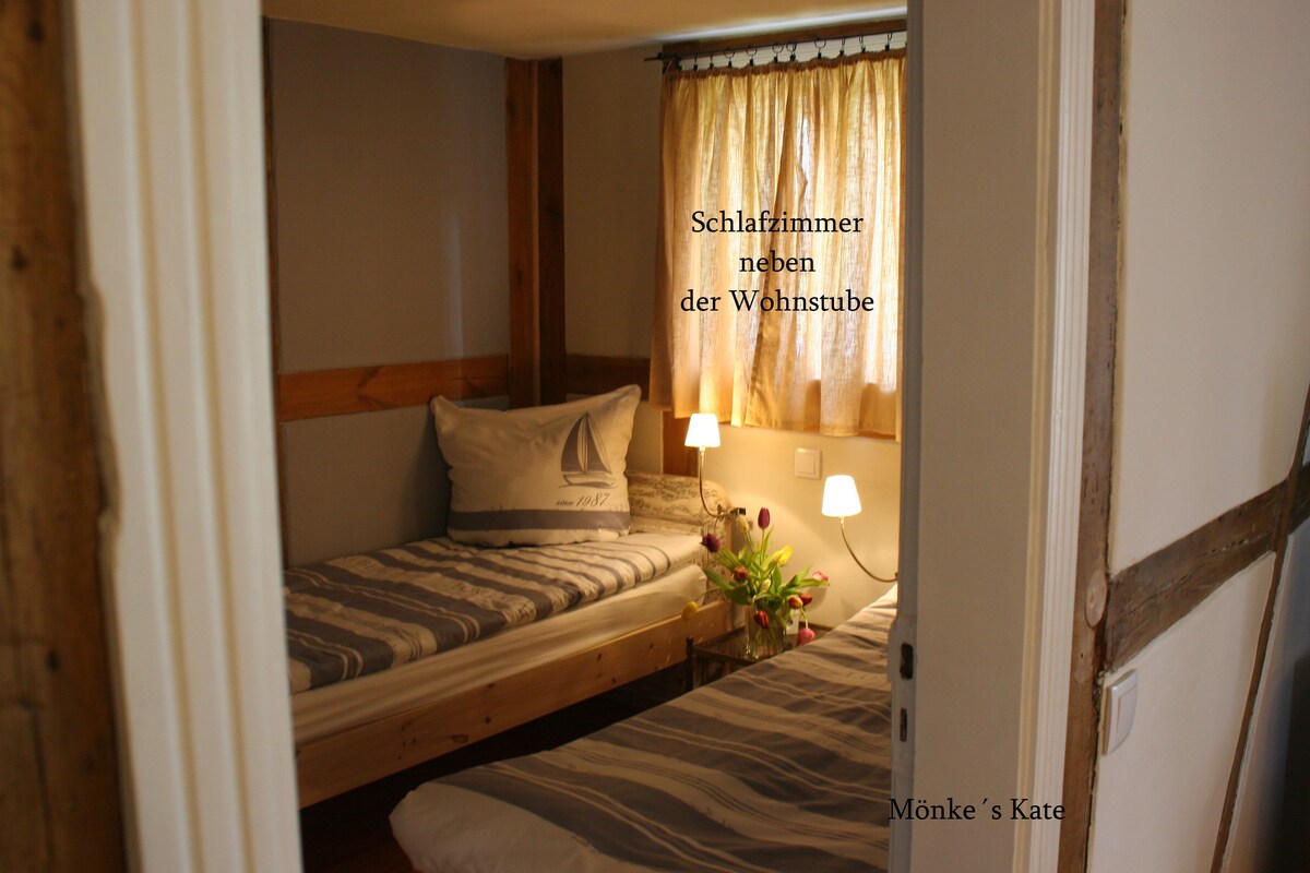 卧室配备两张单人床，也可以推在一起-除了裂缝，这是一张双人床。
床尺寸80x188厘米和80x200厘米-适合Kate 
房间内的步入式衣帽间