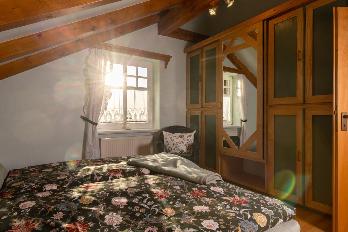 Hauptschlafzimmer mit großem Kleiderschrank