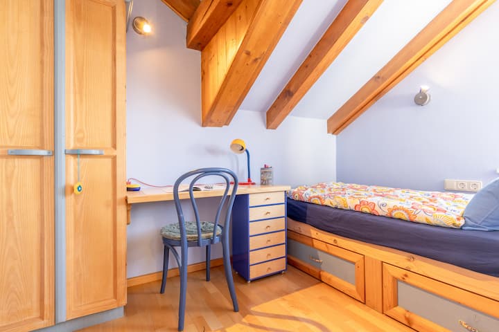 Kinderzimmer mit Kleiderschrank und kleinem Schreibtisch