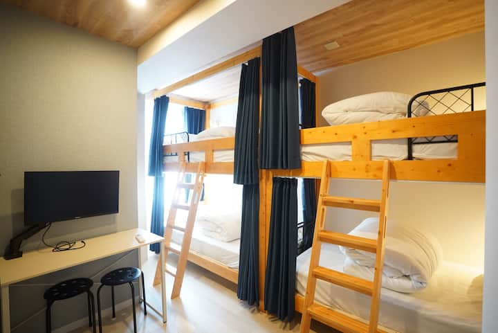 ベッドルーム2には、デスク、モニター、USB-Cケーブルを備えたワークスペースと、2段ベッドが含まれています。
各ベッドには、プライベートな滞在のためのプライバシーカーテンと照明が備わっています。

注：上の二段ベッドからは、上のレストランの足音が聞こえる場合がありますのでご注意ください。