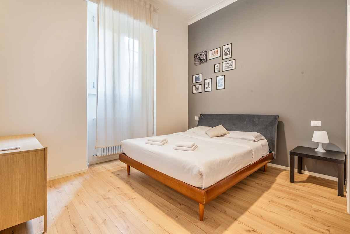 Grote slaapkamer met tweepersoonsbed, comfortabel matras, dressoir en grote inloopkast beschikbaar voor gasten. Badkamer met dubbele douche en suite. Beddengoed en handdoeken inbegrepen. Plafondpeddels om af te koelen