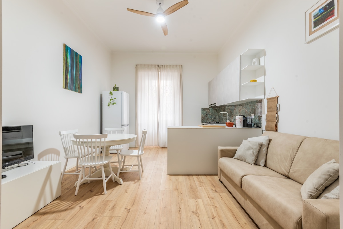 Slaapbank voor 2 personen, tv, uitschuifbare eettafel, volledige keuken, plafondschoppen om af te koelen 