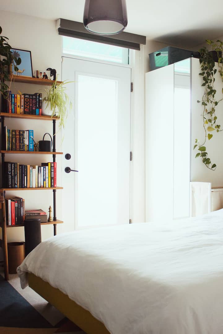 Dobar dio života provodimo spavajući, pa sam uložila u kvalitetan madrac i jastuke od memorijske pjene. Poplun u ovoj prostoriji također je malo deblji i teži, a ljeti može biti i topliji.