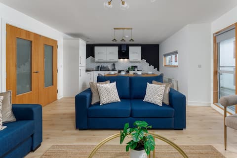 Flatzy - Prime City Apartment with Free Parking