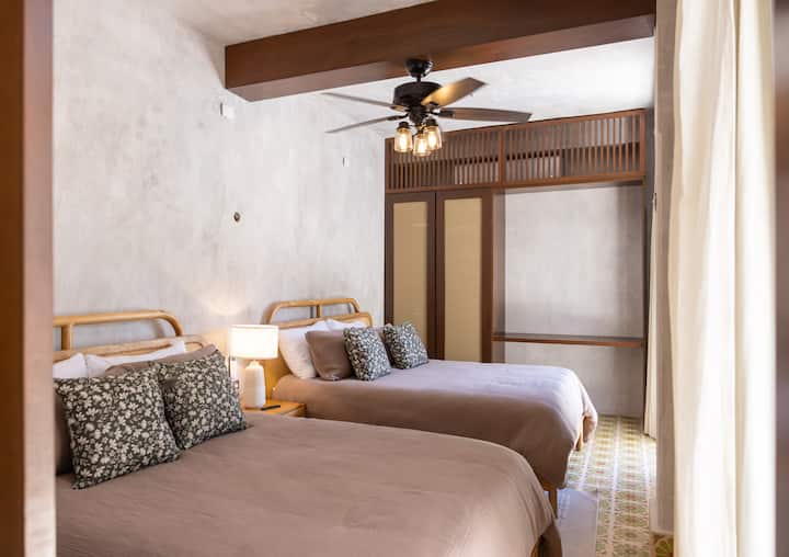 Todas las habitaciones cuentan con baño privado, aire acondicionado y espacios luminosos.