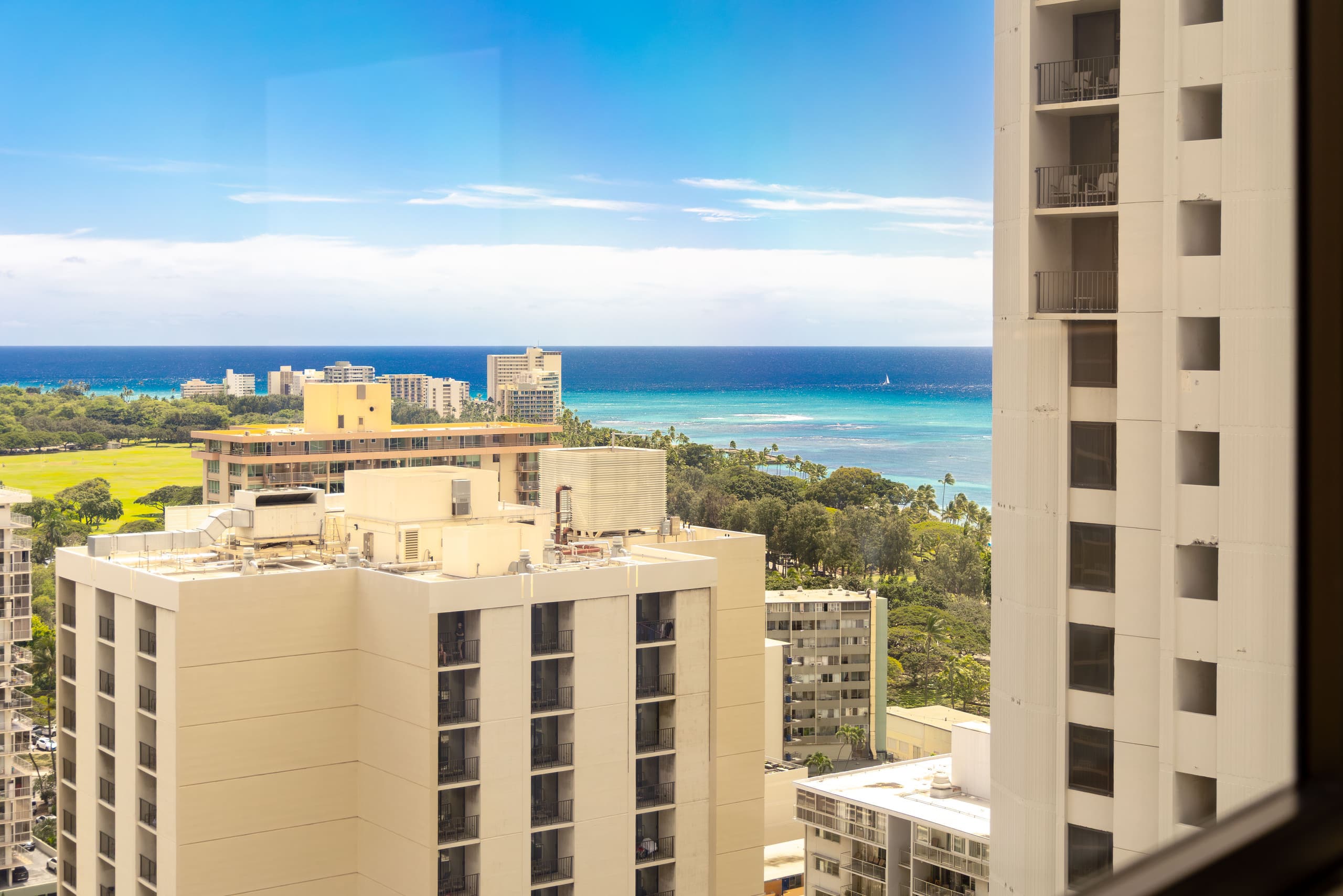 High-floor retreat w/ sweeping ocean & city views - Image 41