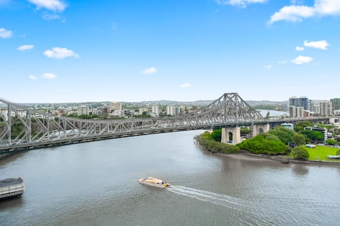 Top performing Airbnb: The Executive! 1Bed, 1Bath, 1Car, VIEWS ~ CBD in Fortitude Valley