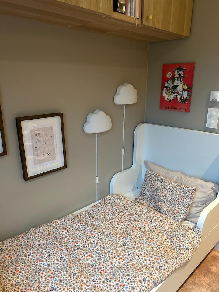 Izba sa dnes používa pre našu 3-ročnú dcéru. Môže tu byť aj miesto na prístelku pre dospelú osobu. 