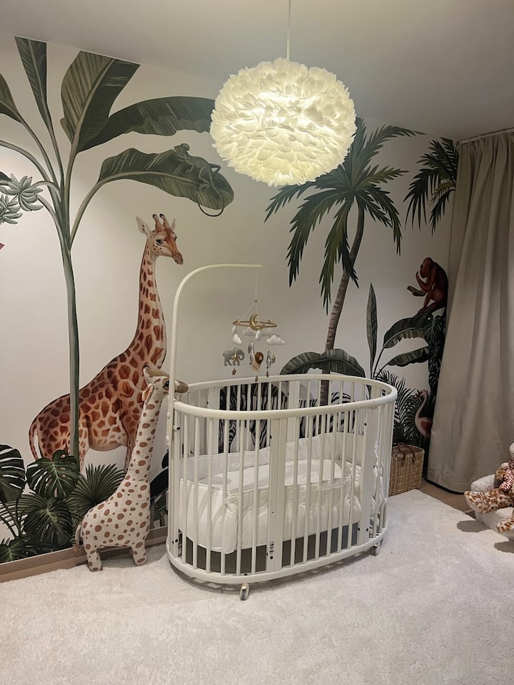 Izba je dnes vybavená detskou/detskou postieľkou. V prípade potreby je možné vložiť manželskú posteľ/odomykateľný matrac, takže je tu priestor pre dvoch ďalších dospelých. 