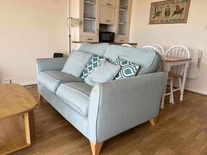 Beachfront Sea-view Apartment + Parking - Saundersfoot