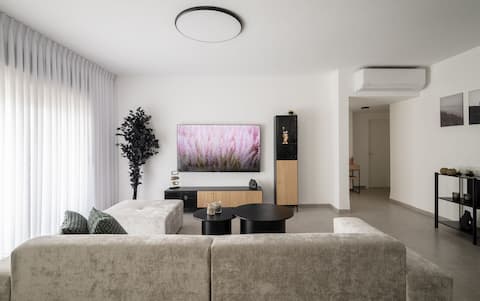 Stunning and new 3-BR apartment By MadrigalRentals