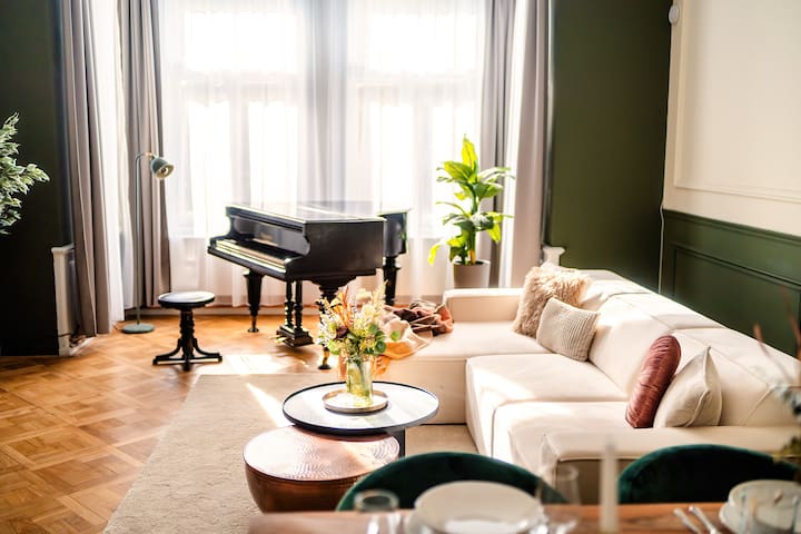 4BR+4.5Bath Central Art Deco Retreat