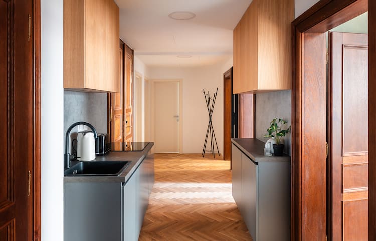 7BR+4.5Bath Elegant Museum Stay + PlayStation VR2 gallery image 3