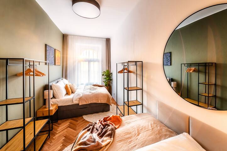 7BR+4.5Bath Elegant Museum Stay + PlayStation VR2 gallery image 4