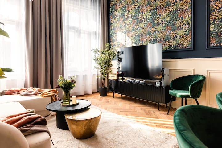 7BR+4.5Bath Elegant Museum Stay + PlayStation VR2