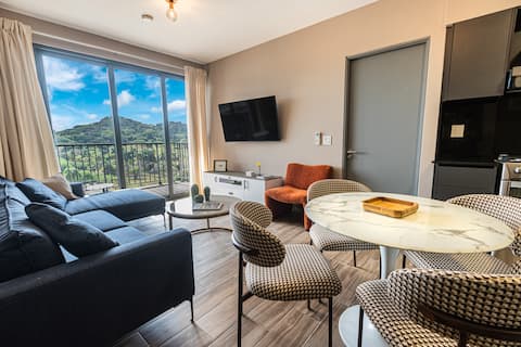 Stylish & Quiet Getaway 2B/2B