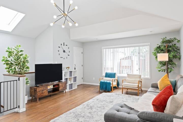 Modern Cozy 3BR Skylight FREE Parking mins to NYC! gallery image 3