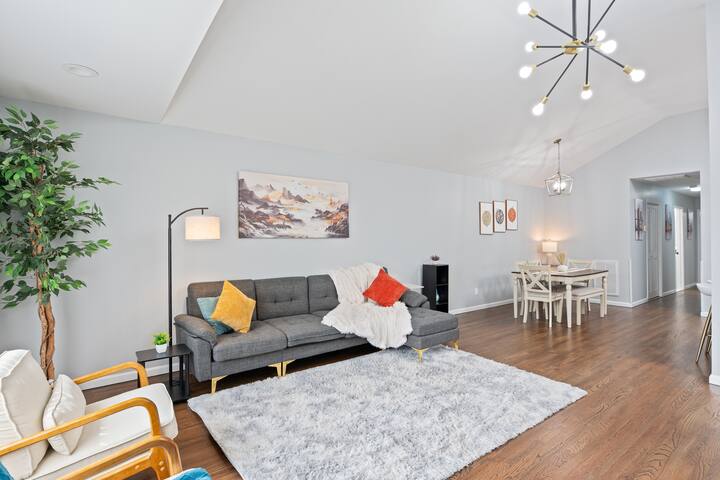 Modern Cozy 3BR Skylight FREE Parking mins to NYC! gallery image 5