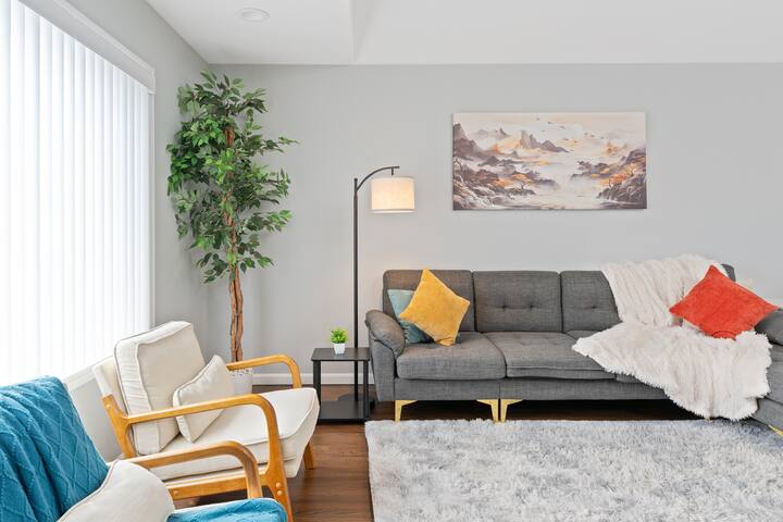 Modern Cozy 3BR Skylight FREE Parking mins to NYC! gallery image 4