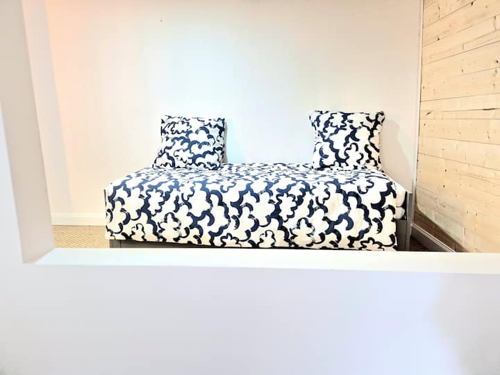 سيارة مكشوفة (مقعدان)