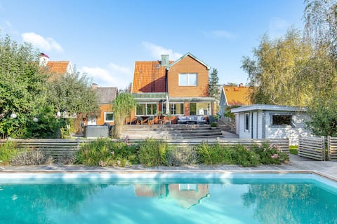 Pool villa centrally in Malmö with hot tub, grill