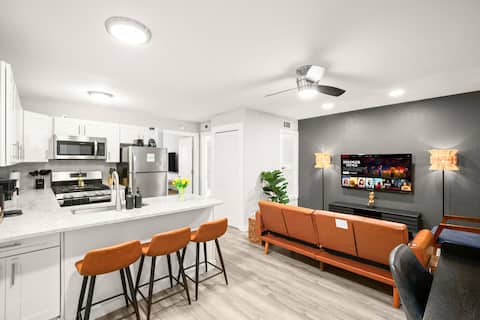 Popular Airbnb listing: SXSW-DT-ACL Fest-6th St|King Bed-Free Parking-Ldry in Old West Austin