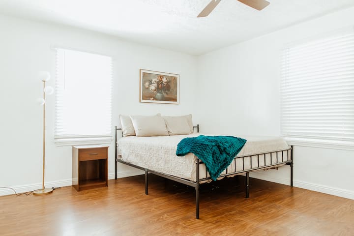Ein bequemes Kingsize-Bett mit einer unterstützenden Schaumstoffauflage. Du kannst dich unter eine kuschelige Decke kuscheln oder mit dem Deckenventilator kühl bleiben.