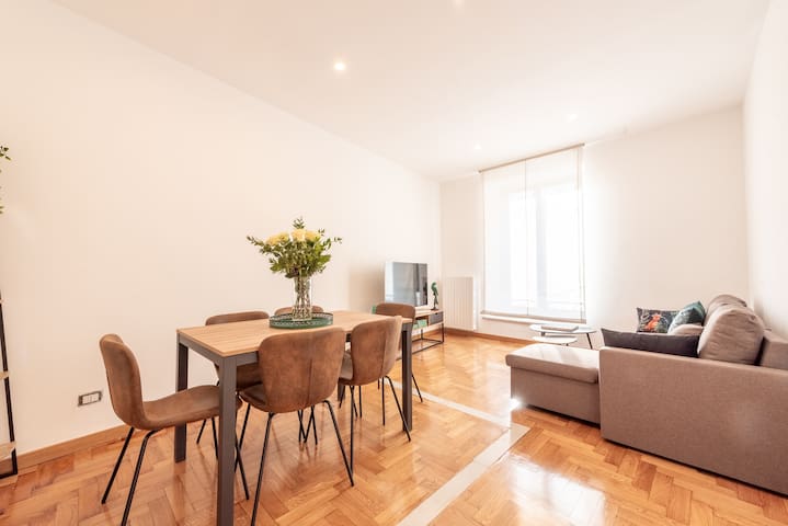 2BR – 2Bath – Balcony – 5 min from Garibaldi Stn.