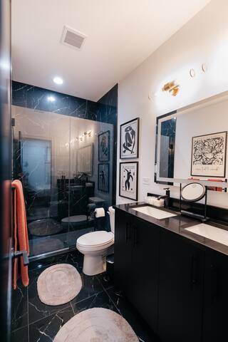 Modern Retreat near University of Chicago Campus gallery image 3