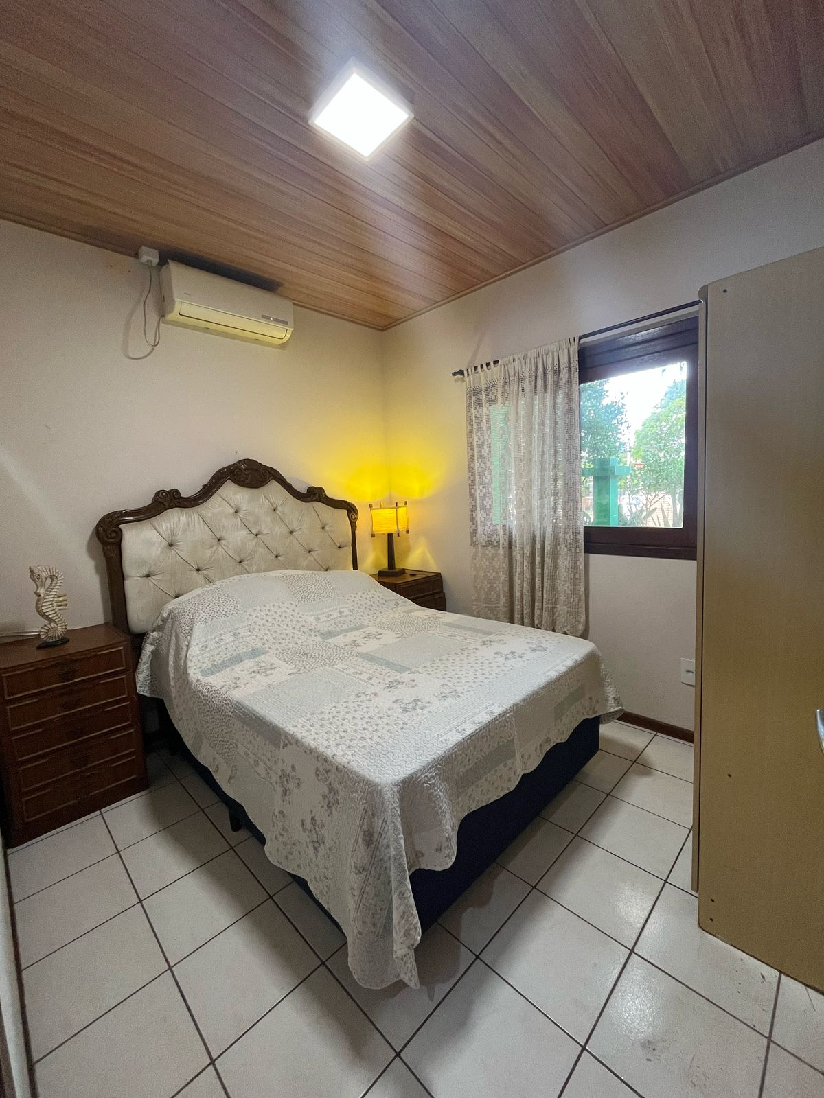 Kamer uitgerust met warme en koude airconditioning, beddengoed, dekens en handdoeken inbegrepen (één gezicht en één bad per persoon).