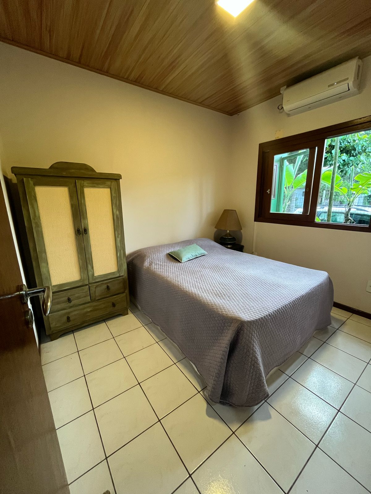 Onze kamer is uitgerust met warme en koude airconditioning, beddengoed, dekens en handdoeken (één gezicht en één bad per persoon) inbegrepen. 