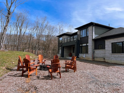 Successful Airbnb property: Cozy Luxe Muskoka retreat sauna hot tub fire-pit in Muskoka