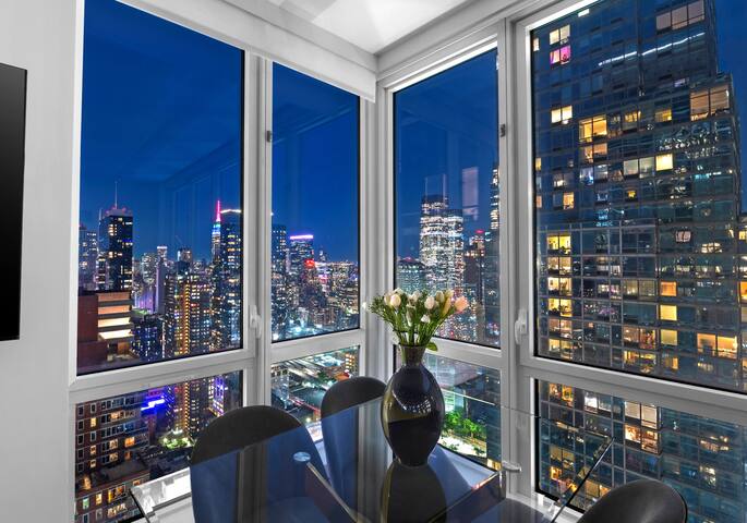 Luxury Large 2-Bed 2-Bath with Skyline+Water Views gallery image 3