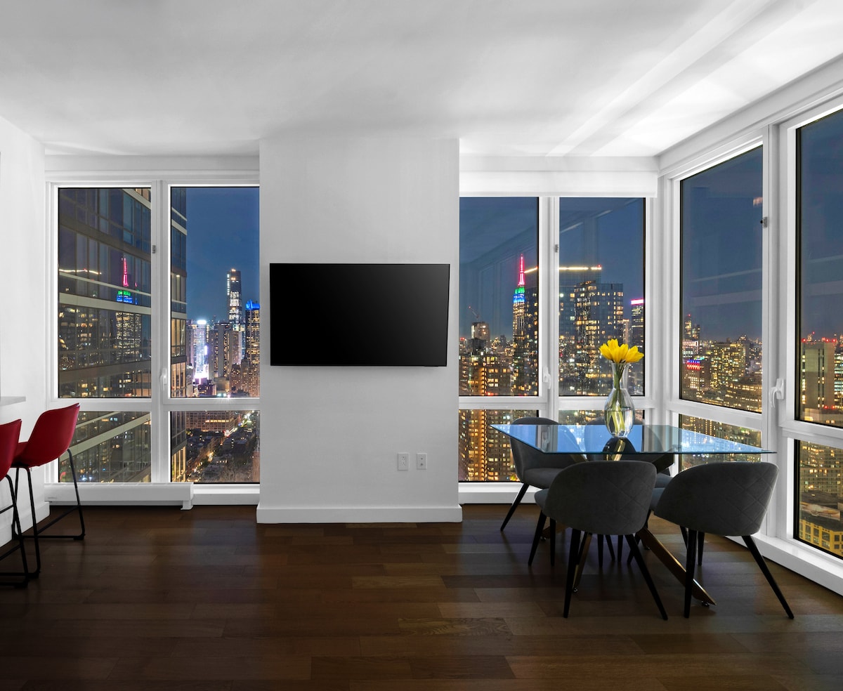 Successful Airbnb property: Luxury Large 2-Bed 2-Bath with Skyline+Water Views in Hell's Kitchen