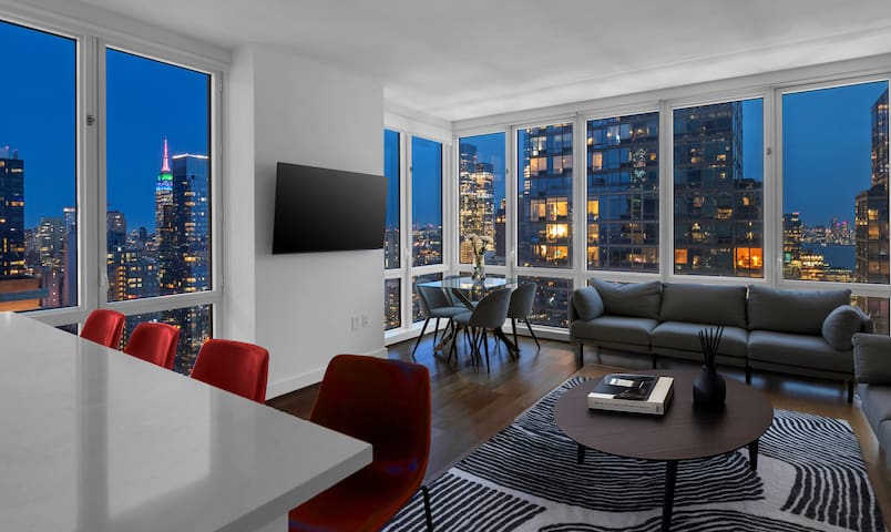 Luxury Large 2-Bed 2-Bath with Skyline+Water Views