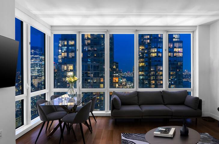 Luxury Large 2-Bed 2-Bath with Skyline+Water Views gallery image 4