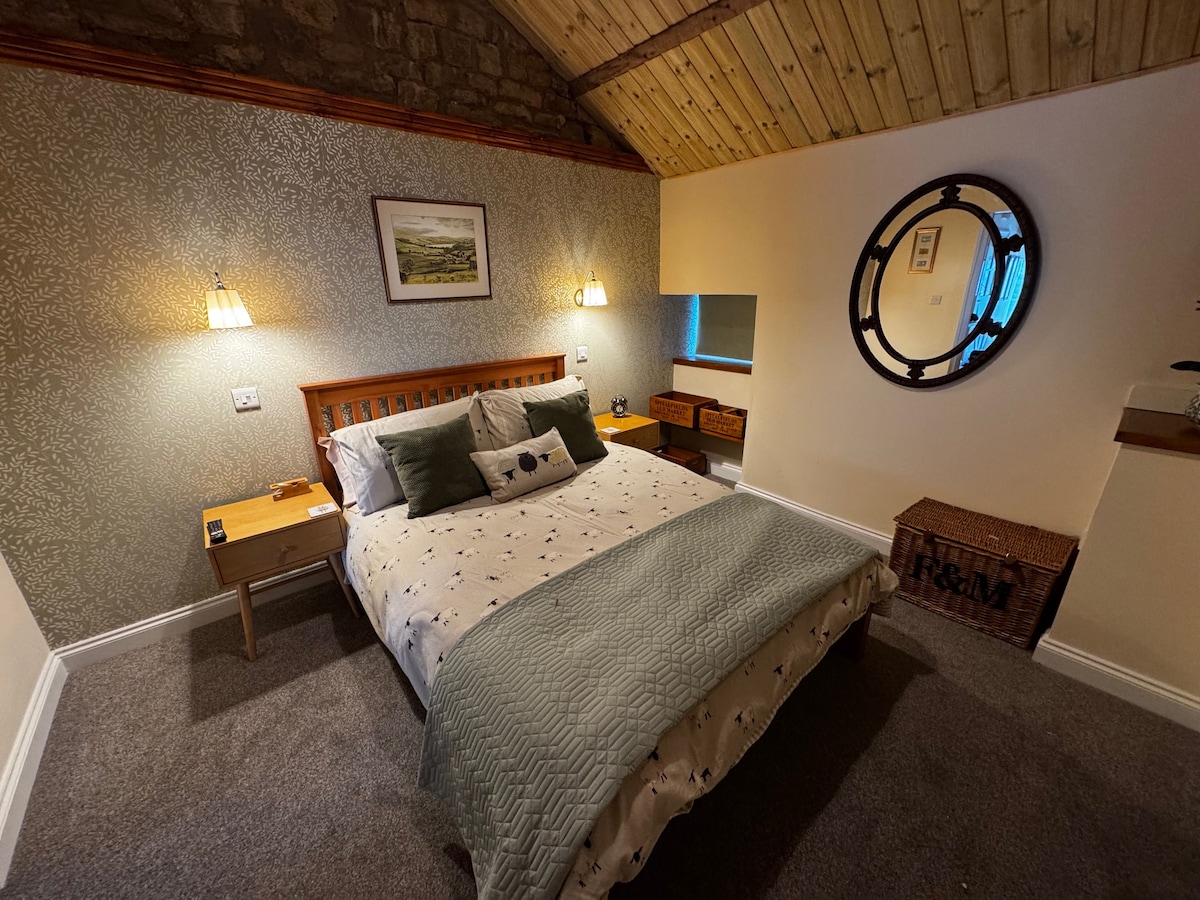 Lit double confortable avec literie Sophie Alport. 4 oreillers et un plaid. 
Il y a un réveil, un sèche-cheveux et des bouteilles d'eau chaude.