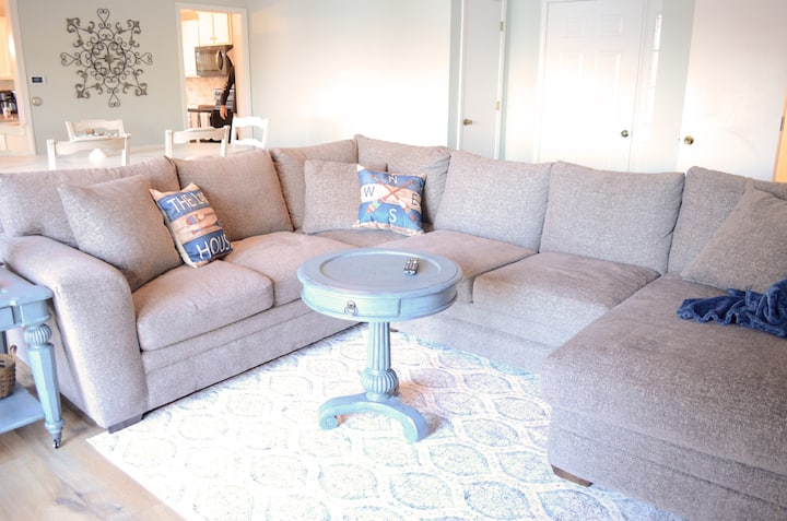 Sehemu hii ya kuishi inayovutia ina madirisha ya sakafu hadi dari yenye mandhari ya kupendeza ya Ziwa Barkley, eneo la kukaa lenye starehe lenye televisheni na eneo la kula pembeni. Furahia ufikiaji wa sitaha, bafu la nusu lililo karibu na mwanga mwingi wa asili kwa ajili ya mapumziko bora.