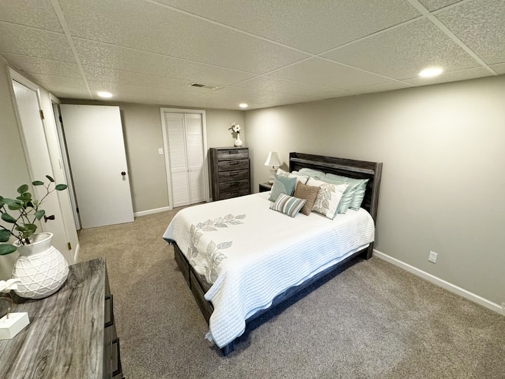 Chumba cha kulala cha ghorofa ya chini kinatoa mapumziko yenye starehe na kitanda cha kifahari na hifadhi ya kutosha ya nguo. Imewekwa mbali kwa ajili ya faragha, ni mahali pazuri pa kupumzika na kupumzika baada ya siku moja ziwani.