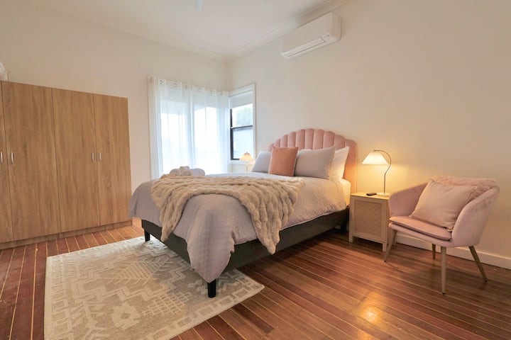 Пространа, удобна спална соба со кадифена постелнина - совршена за парови кои уживаат во одмор во село со вино.